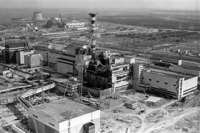 Чернобыльская катастрофа — разрушение 26 апреля 1986 года четвёртого энергоблока Чернобыльской атомной электростанции, расположенной на территории Украинской ССР (ныне — Украина). Разрушение носило взрывной характер, реактор был полностью разрушен, и в окружающую среду было выброшено большое количество радиоактивных веществ. Авария расценивается как крупнейшая в своём роде за всю историю атомной энергетики, как по предполагаемому количеству погибших и пострадавших от её последствий людей, так и по экономическому ущербу.