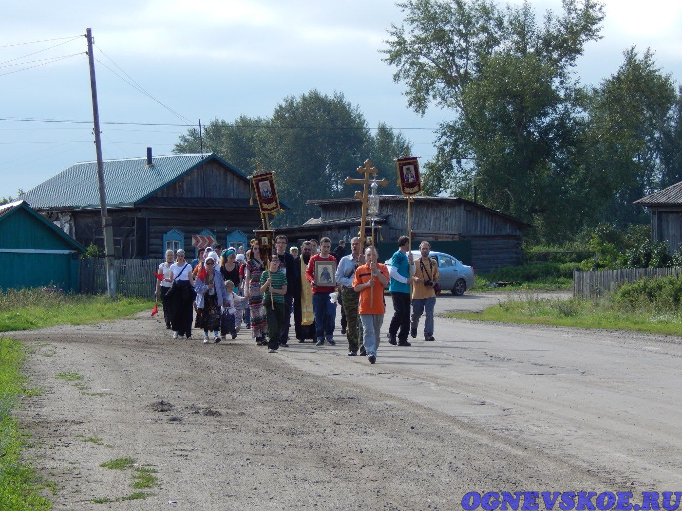 Участники пешего Крестного хода 4 августа 2014 года из села Огнёвское в село Багаряк (23.11.2014)