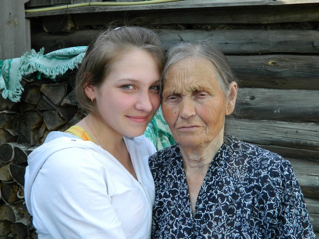 Александра Степановна с внучкой Натальей
